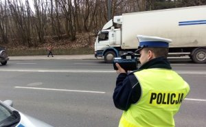 policjant mierzy prędkość kierujących pojazdami