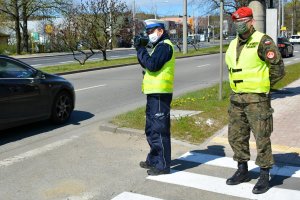 patrol mierzy prędkość kierujących pojazdami