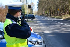 policjant mierzy prędkość pojazdów