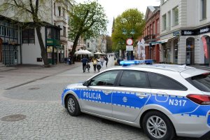 policjanci patrolują miasto