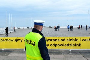 policjant patroluje rejon pasa nadmorskiego