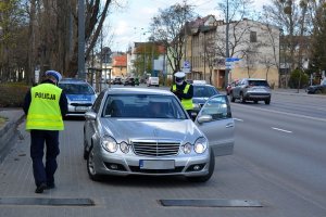 policjanci kontrolują pojazd