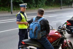 policjant kontroluje motocyklistę - zdjęcie archiwalne