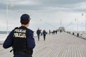 Policjant patrolujący molo.