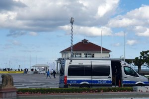 radiowóz policyjny w pobliżu mola