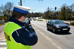 policjant kontroluje prędkość