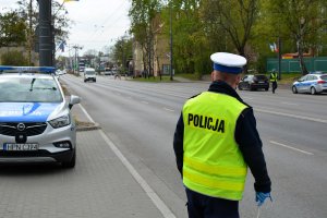 policjanci na służbie, kontrolują bezpieczeństwo na jednej z ulic