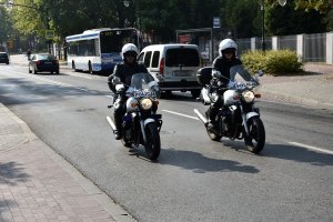 policjanci na motorach patrolują ulice