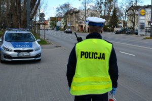 policjant czuwa nad bezpieczeństwem w ruchu drogowym - zdjęcie poglądowe