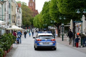 policjanci w radiowozie kontrolują centrum miasta