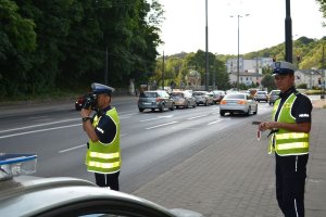 policjanci kontrolują prędkość pojazdów - zdjęcie archiwalne