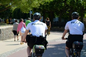 policjanci patrolują miasto