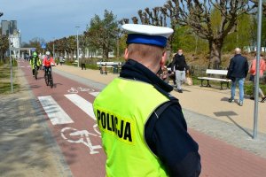 policjant kontroluje bezpieczeństwo w rejonie ścieżki dla rowerów i chodnika