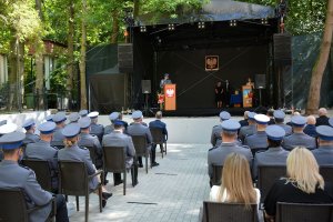 policjanci i zaproszeni goście uczestniczą w uroczystych obchodach święta Policji