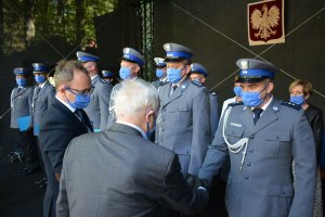 przedstawiciele władz samorządowych wręczają nagrody