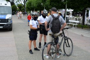 policjanci podejmują interwencję wobec osoby