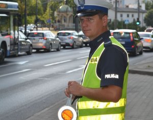 policjant kontroluje bezpieczeństwo na ulicy