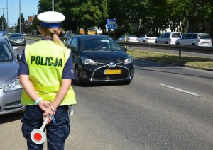 policjantka czuwa nad bezpieczeństwem na drodze