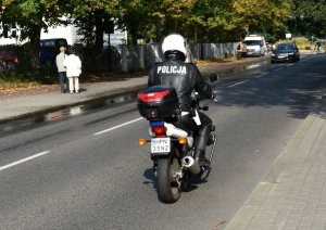 policjant jedzie na motorze