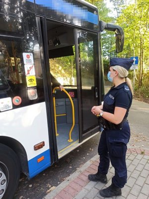 policjant kontroluje autobus