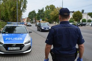 policjant czuwa nad bezpieczeństwem w ruchu drogowym