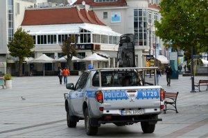 radiowóz typu LRAD jedzie przez plac