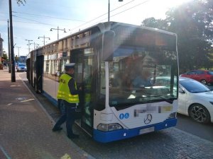 policjant kontroluje autobus