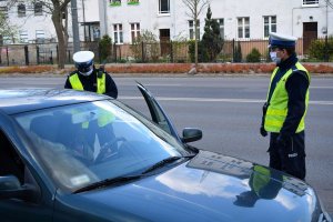 policjanci kontrolują kierującą pojazdem - zdjęcie archiwalne