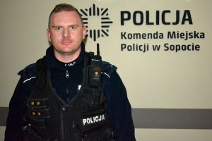 Na zdjęciu jeden z policjantów, który uratował nastolatka