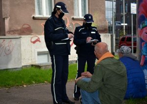 policjantki podejmują interwencję wobec osób