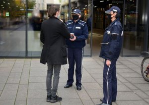 policjanci rozmawiają z mężczyzną