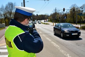 policjant mierzy prędkość jadących pojazdów - zdjęcie archiwalne