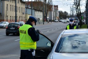 policjanci kontrolują kierującego pojazdem - zdjęcie archiwalne