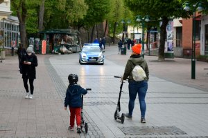 policjanci patrolują ulice