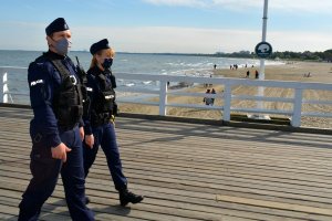 policjanci idą po deskach znajdujących się na molo - zdjęcie archiwalne