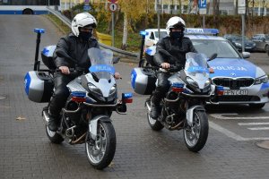 policjanci jadą na motocyklach