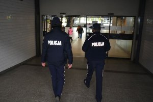 umundurowane policjantki idą podziemnym przejściem. Za nimi w tle widać zarysy innych ludzi