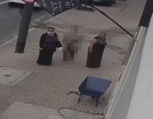Na zdjęciu wizerunki kobiet mających związek ze sprawą kradzieży pieniędzy. Kobiety idą chodnikiem wzdłuż ulicy.
