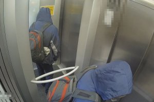 Widok na wnętrze windy. Na zdjęciu wizerunek mężczyzny mającego związek ze sprawą kradzieży roweru, który przebywa w windzie.