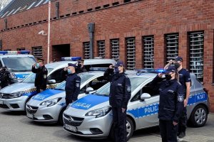 Umundurowani funkcjonariusze oddają cześć zmarłemu Policjantowi przed budynkiem Komendy Miejskiej Policji w Sopocie.