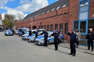 Umundurowani funkcjonariusze oddają cześć zmarłemu Policjantowi przed budynkiem Komendy Miejskiej Policji w Sopocie.