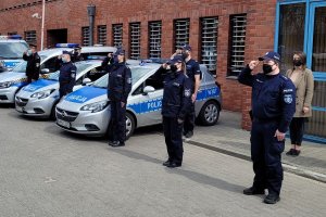 Umundurowani funkcjonariusze oddają cześć zmarłemu Policjantowi przed budynkiem Komendy Miejskiej Policji w Sopocie.