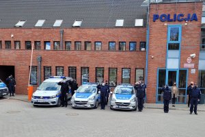 Umundurowani funkcjonariusze oddają cześć zmarłemu Policjantowi przed budynkiem Komendy Miejskiej Policji w Sopocie.