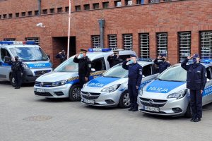 Umundurowani funkcjonariusze oddają cześć zmarłemu Policjantowi przed budynkiem Komendy Miejskiej Policji w Sopocie.