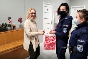 Pomieszczenie. Dwie umundurowane policjantki rozmawiają z kobietą.