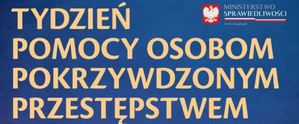 Na niebieskim tle napis TYDZIEŃ POMOCY OSOBOM POKRZYWDZONYM PRZESTĘPSTWEM. W prawym górnym rogu godło Polski, napis MINISTERSTWO SPRAWIEDLIWOŚCI, a pod nim białoczerwona wstęga i napis &quot;www.ms.gov.pl&quot;