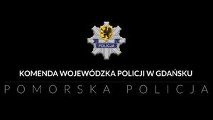 Logo na czarnym tle, a poniżej napis KOMENDA WOJEWÓDZKA POLICJI W GDAŃSKU i pod nim kolejny napis POMORSKA POLICJA