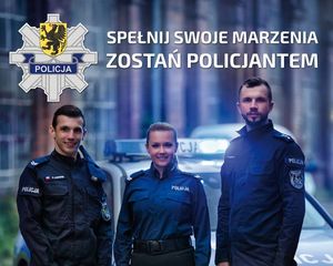 Troje umundurowanych stoi  przed radiowozem. Nad nimi policyjna blacha oraz napisy: SPEŁNIJ SWOJE MARZENIA i ZOSTAŃ POLICJANTEM.