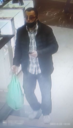 Na zdjęciu idący mężczyzna, który ma związek ze sprawą kradzieży z włamaniem