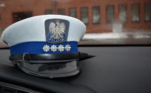 Wnętrza auta. Na podszybiu leży czapka policjanta ruchu drogowego w stopniu sierżanta sztabowego